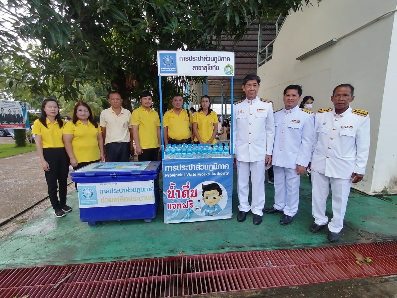 กปภ.สาขาสุโขทัย นำโดยนายธงชัย สถิตย์ตระกูล ผู้จัดการ และพนักงานในสังกัด ร่วมพิธีน้อมรำลึกในพระมหากรุณาธิคุณ เนื่องในวันคล้ายวันสวรรคตพระบาทสมเด็จพระบรมชนกาธิเบศรมหาภูมิพลอดุลยเดชมหาราช บรมนาถบพิตร ๑๓ ตุลาคม ๒๕๖๖ ณ มหาวิทยาลัยการกีฬาแห่งชาติ วิทยาเขตสุโขทัย โดยนำน้ำดื่มบรรจุขวด ตราสัญญาลักษณ์ กปภ. แจกฟรีให้กับผู้ร่วมงานด้วย