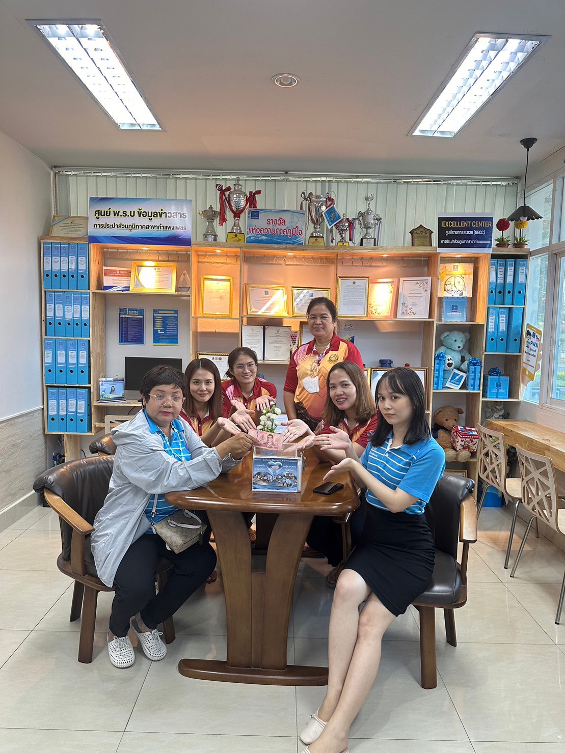 พนักงาน กปภ.สาขากำแพงเพชร สมทบทุนช่วยค่าน้ำประปา สำหรับลูกค้าที่ขาดแคลนทุนทรัพย์