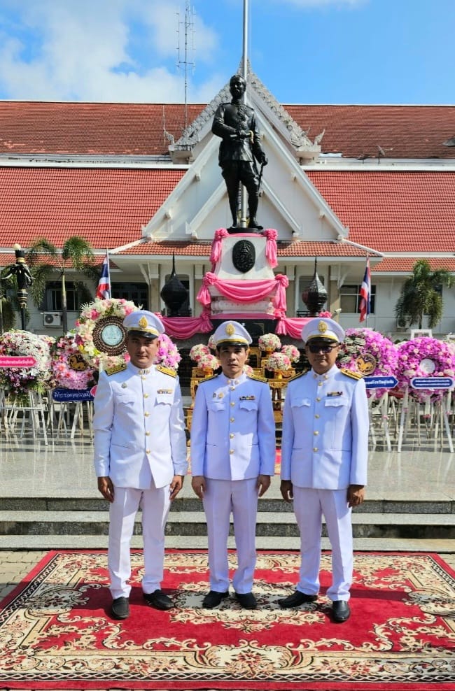 กปภ.สาขาสุโขทัย โดยนายธงชัย  สถิตย์ตระกูล ผู้จัดการมอบให้นายวัชพงศ์ พรหมรัตน์ ผู้ช่วยผู้จัดการ  และพนักงานในสังกัด ร่วมพิธีน้อมรำลึกเนื่องในวันคล้ายวันสวรรคตพระบาทสมเด็จพระจุลจอมเกล้าเจ้าอยู่หัว "วันปิยะมหาราช" ๒๓ ตุลาคม ๒๕๖๖ ณ บริเวณลานด้านหน้าพระบรมราชานุสาวรีย์พระบาทสมเด็จพระจุลจอมเกล้าเจ้าอยู่หัว ศาลากลางจังหวัดสุโขทัย โดยนำน้ำดื่มบรรจุขวด ตราสัญญาลักษณ์ กปภ. แจกฟรีให้กับผู้ร่วมงานด้วย#วันปิยะมหาราช