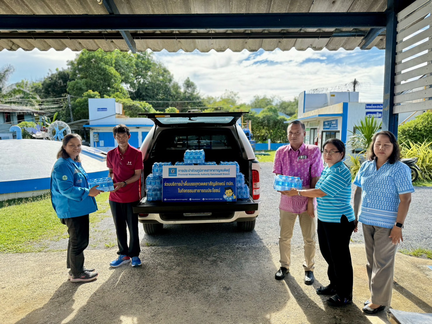การประปาส่วนภูมิภาคสาขากาญจนดิษฐ์ มอบน้ำดื่มตราสัญญลักษณ์ กปภ.ให้กับสำนักงานสาธารณสุขอำเภอกาญจนดิษฐ์