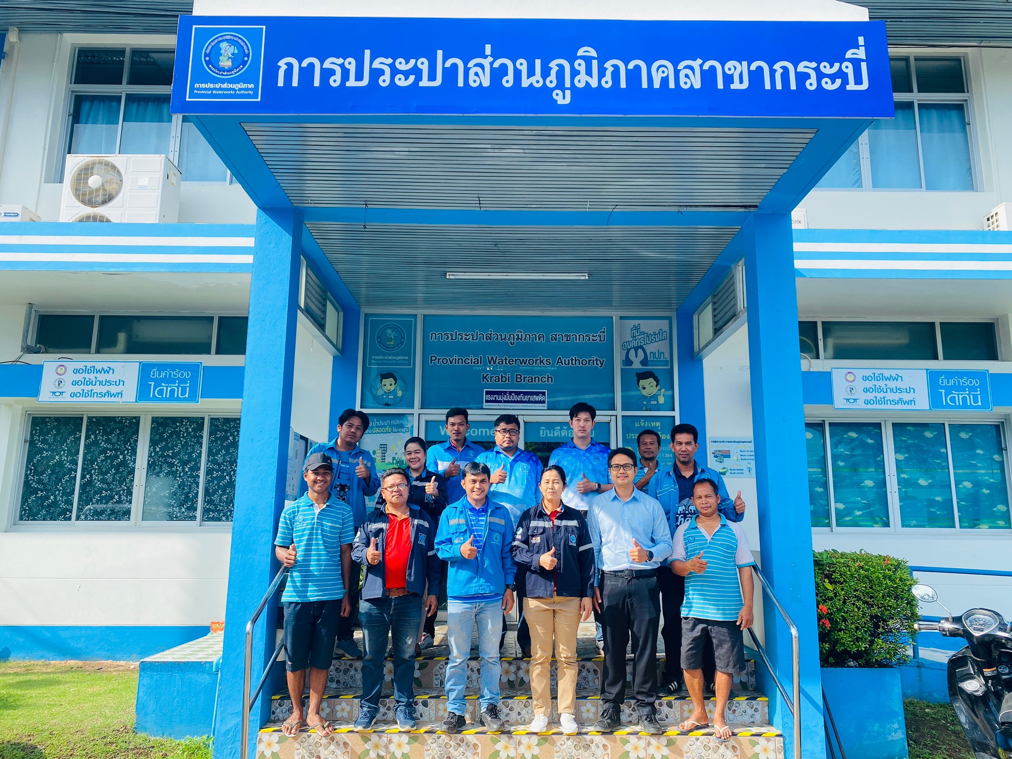 กปภ.สาขากระบี่ ดำเนินงานตามแผนบริหารจัดการน้ำสูญเสียเชิงรุก เดินหน้าลงพื้นที่จ่ายน้ำถนนอุตรกิจ ตำบลปากน้ำ อำเภอเมืองกระบี่ จังหวัดกระบี่ เดินเท้าหาท่อแตกรั่ว พร้อมซ่อมปิดจุด เพื่อลดการเกิดน้ำสูญเสีย
