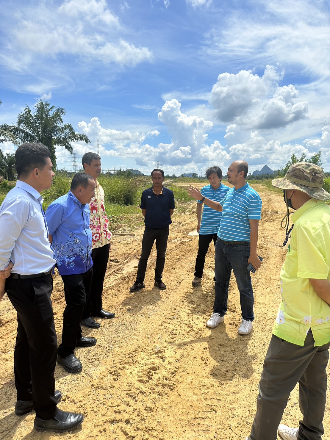 การประปาส่วนภูมิภาคสาขาชุมพร]ลงพื้นที่ตรวจสอบปริมาณน้ำ บริเวณประตูระบายน้ำปากคลองชุมพร-นาคราชพื่อวางแผนในการบริหารจัดการน้ำ