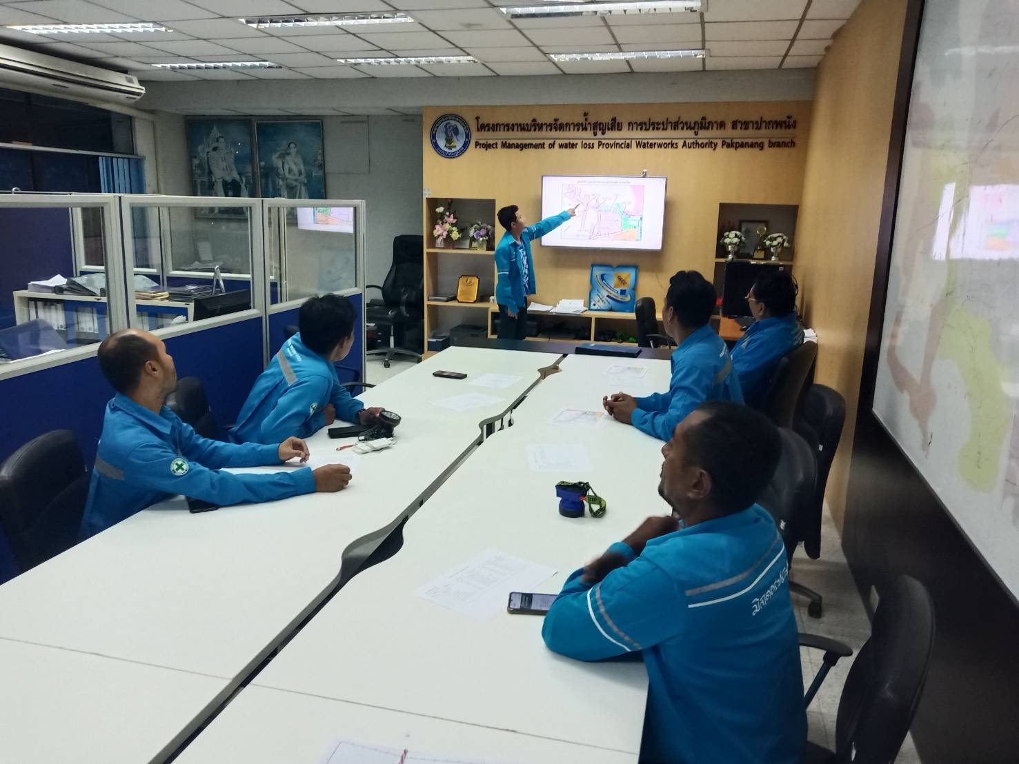 กปภ.สาขาปากพนัง ลงพื้นที่เดินสำรวจหาท่อแตก/ท่อรั่ว จากการทำ step test ตามแผนลดน้ำสูญเสีย บริเวณพื้นที่เกาะนางโดย ต.ปากพนังฝั่งตะวันตก ต.คลองกระบือ ต.คลองน้อย อ.ปากพนัง จ.นครศรีธรรมราช