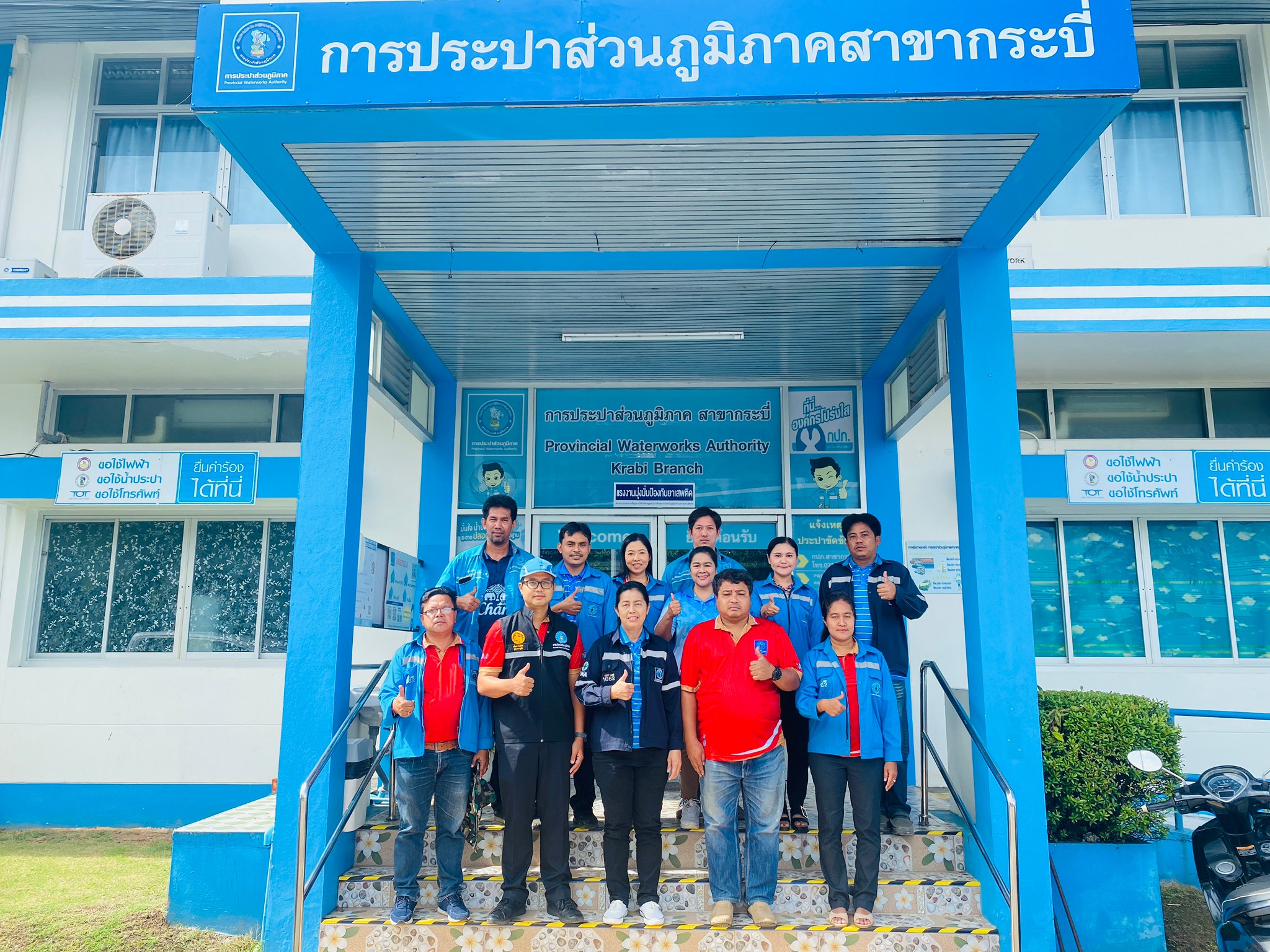 กปภ.สาขากระบี่ ดำเนินงานตามแผนบริหารจัดการน้ำสูญเสียเชิงรุก เดินหน้าลงพื้นที่ ตำบลเขาพนม อำเภอเขาพนม จังหวัดกระบี่ เดินเท้าหาท่อแตกรั่ว พร้อมซ่อมปิดจุด เพื่อลดการเกิดน้ำสูญเสีย