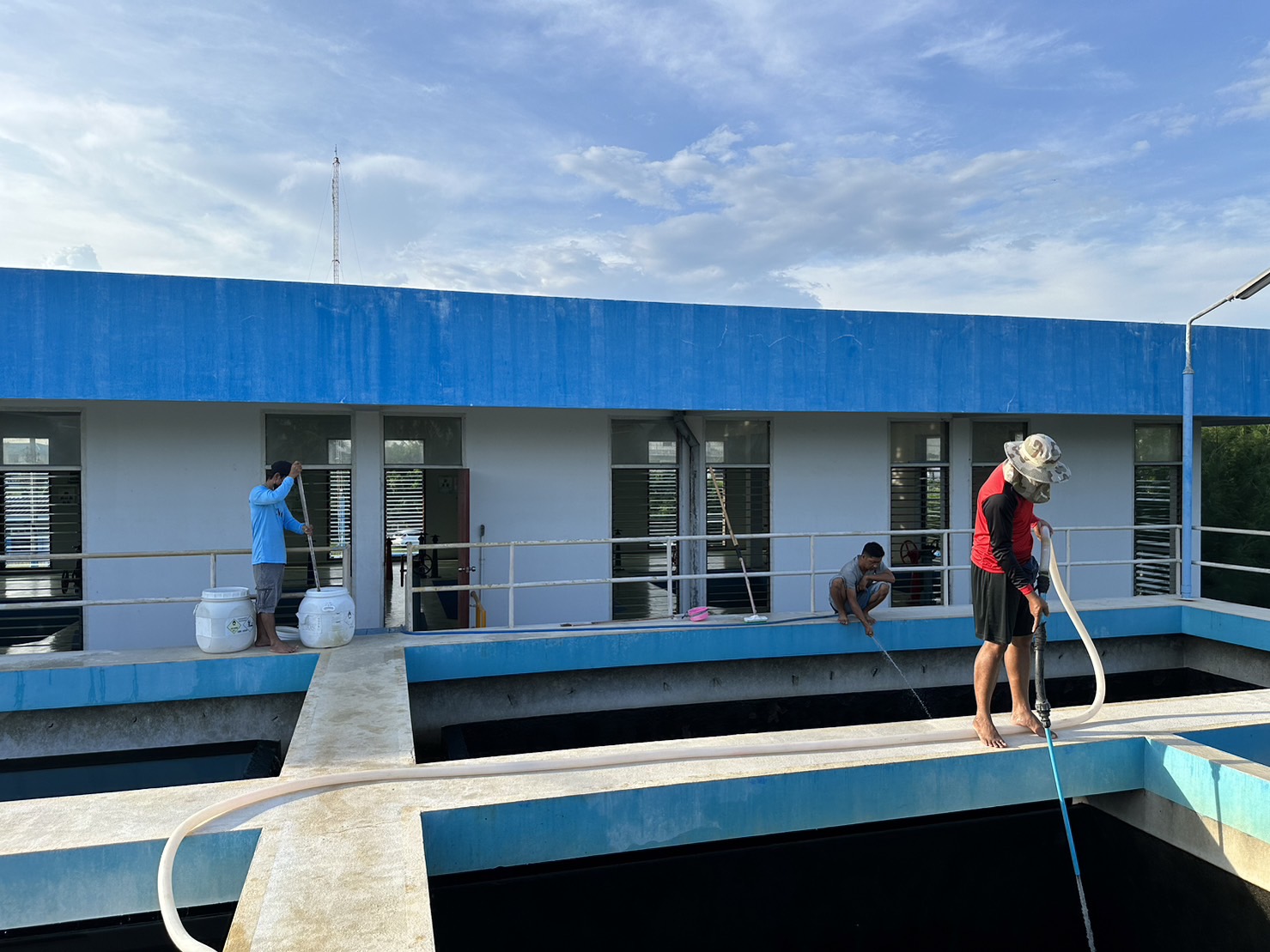 การประปาส่วนภูมิภาคสาขาประจวบคีรีขันธ์ ดำเนินการล้างถังตกตะกอนโรงกรองน้ำขนาด 400 ลบ.ม./ชม. ฝั่งตะวันตก