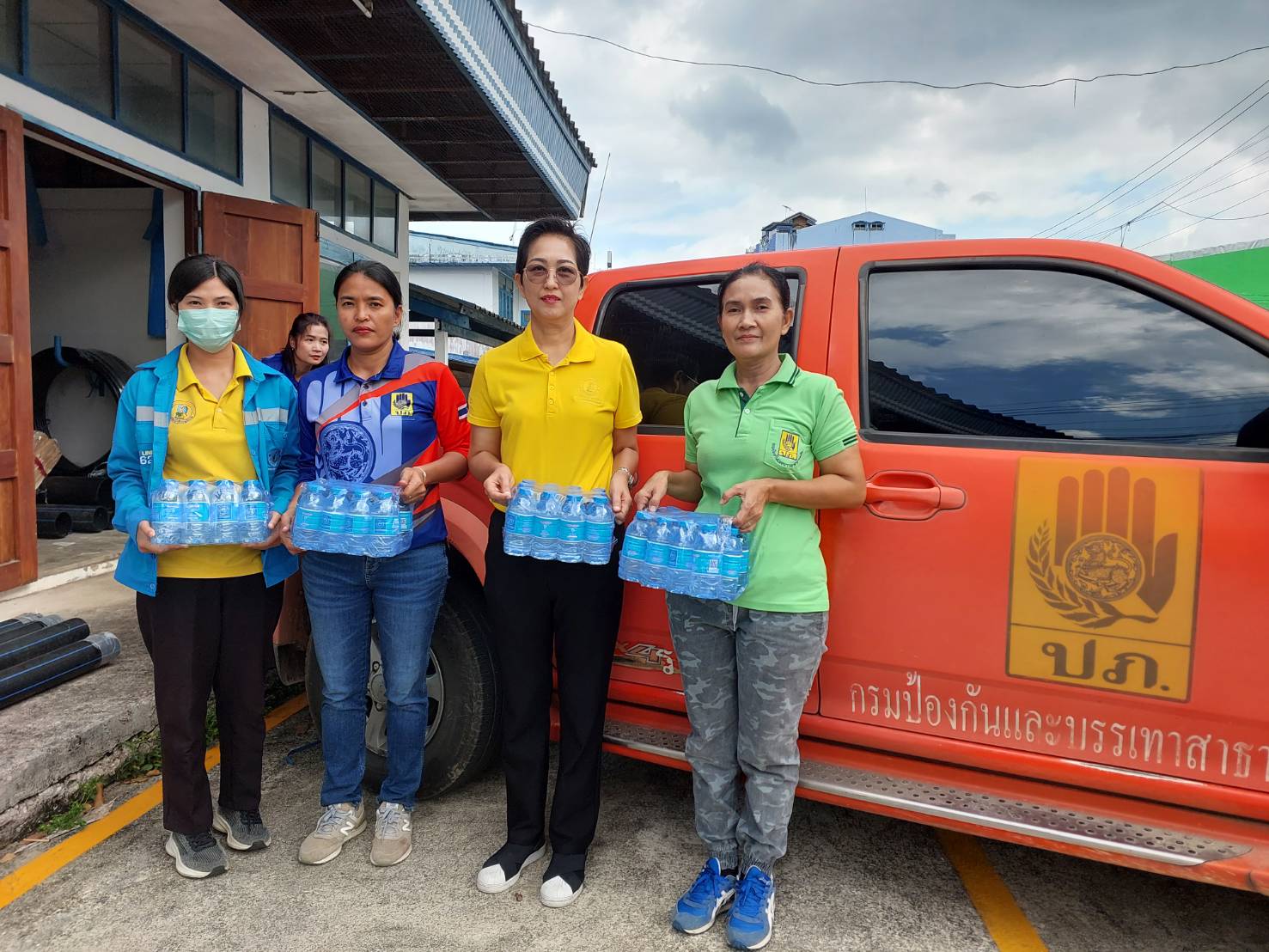กปภ.สาขาระนอง สนับสนุนน้ำดื่มบรรจุขวดตราสัญลักษณ์ กปภ.ให้ผู้ประสบภัยในพื้นที่อำเภอกระบุรี