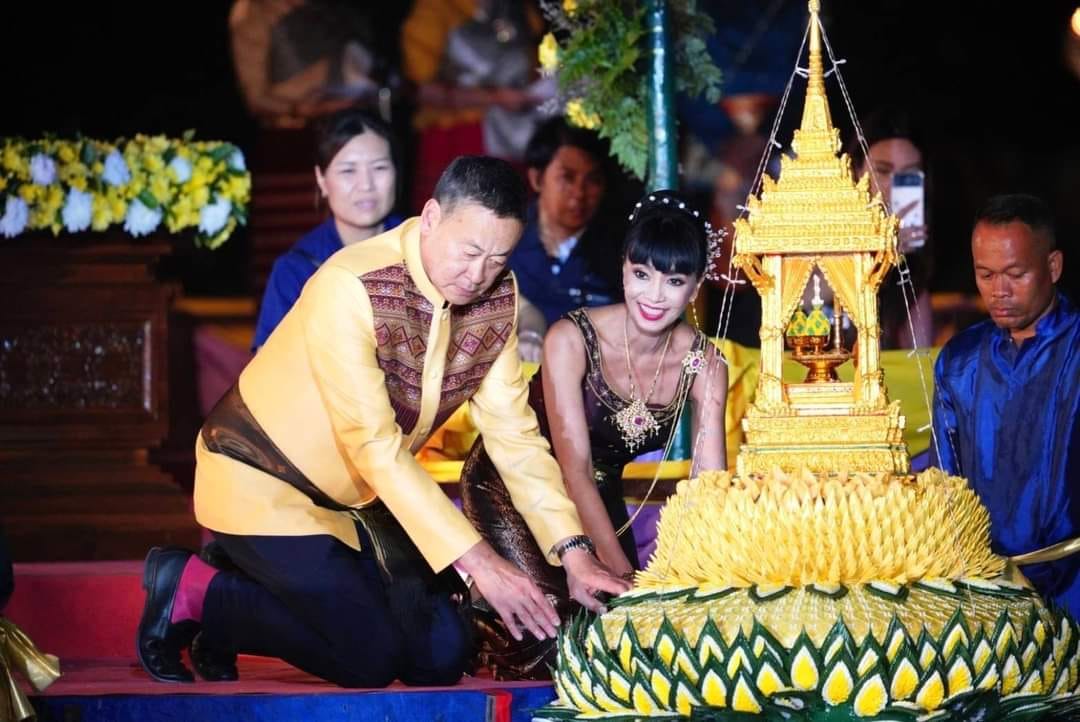 กปภ.สาขาสุโขทัย ร่วมงานประเพณีลอยกระทง เผาเทียน เล่นไฟ จังหวัดสุโขทัย ประจำปี 2566*************** วันจันทร์ที่ 27 พฤศจิกายน 2566 นายเศรษฐา ทวีสิน นายกรัฐมนตรี พร้อมด้วยภริยาเป็นประธานในพิธีงานลอยกระทง เผาเทียน เล่นไฟ จังหวัดสุโขทัย ประจำปี 2566 ณ อุทยานประวัติศาสตร์สุโขทัย ต.เมืองเก่า อ.เมืองสุโขทัย จ.สุโขทัย กปภ.สาขาสุโขทัย นำโดยนายธงชัย สถิตย์ตระกูล ผู้จัดการ และพนักงานในสังกัด ร่วมสืบสานประเพณีลอยกระทง ซึ่งในงานนี้ได้นำน้ำดื่มบรรจุขวด ตราสัญลักษณ์ กปภ.แจกให้กับผู้ร่วมงาน และนักท่องเที่ยวด้วย (ได้รับการสนับสนุนน้ำดื่มจากกปภ.สาขาสวรรคโลก,กปภ.สาขาศรีสัชนาลัย ,กปภ.สาขาศรีสำโรงและกปภ.สาขาทุ่งเสลี่ยม)#ประเพณีลอยกระทง