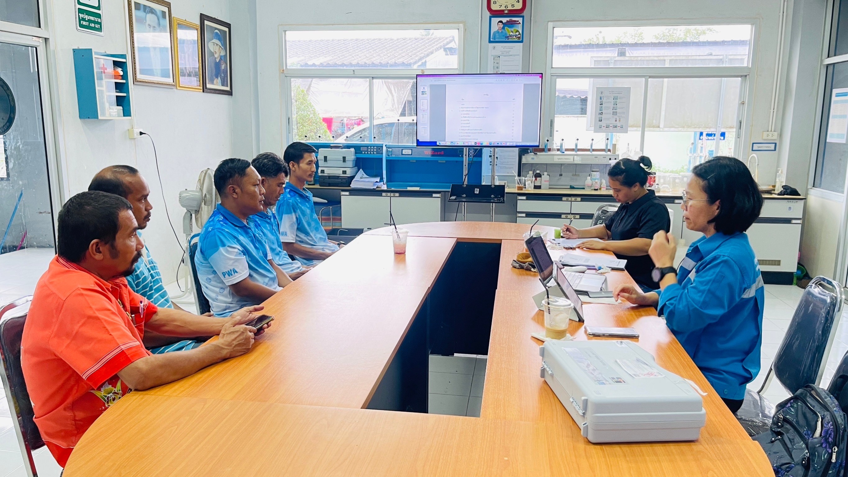 การประปาส่วนภูมิภาคสาขาคลองท่อมจัดประชุมเตรียมความพร้อมสำหรับการดำเนินโครงการ WSP ประจำปี 2567 พร้อมทั้งลงพื้นที่ตรวจสอบคุณภาพน้ำประปา