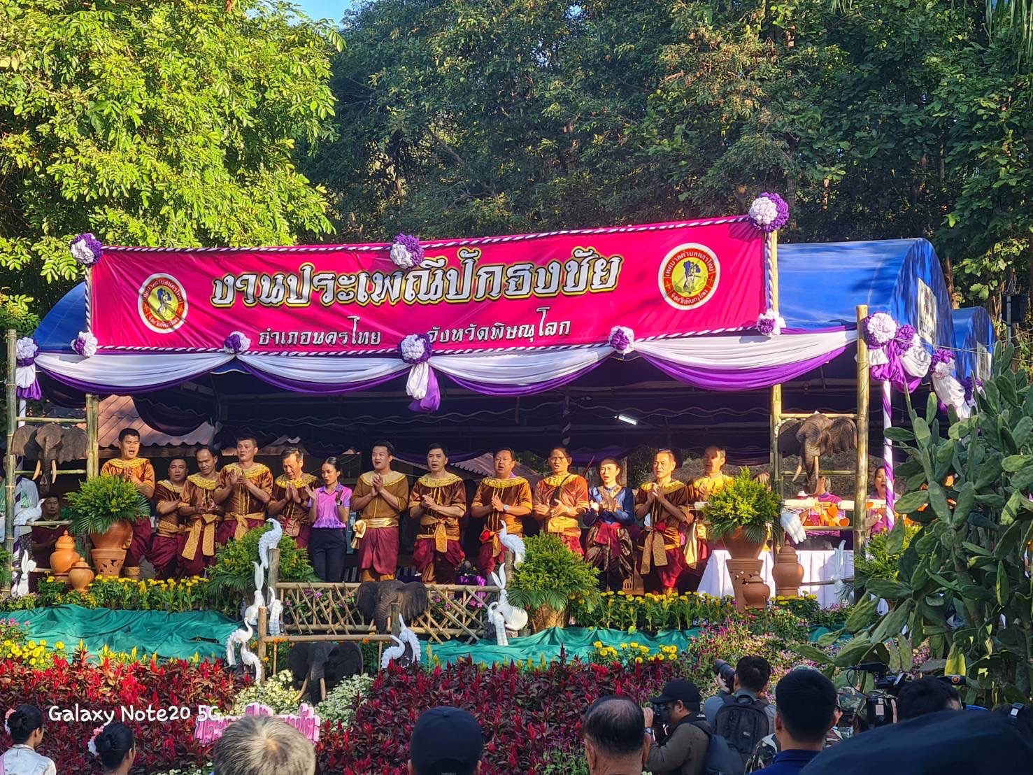 การประปาส่วนภูมิภาคสาขานครไทย แจกน้ำดื่มตราสัญลักษณ์ กปภ. งานประเพณีปักธงชัย