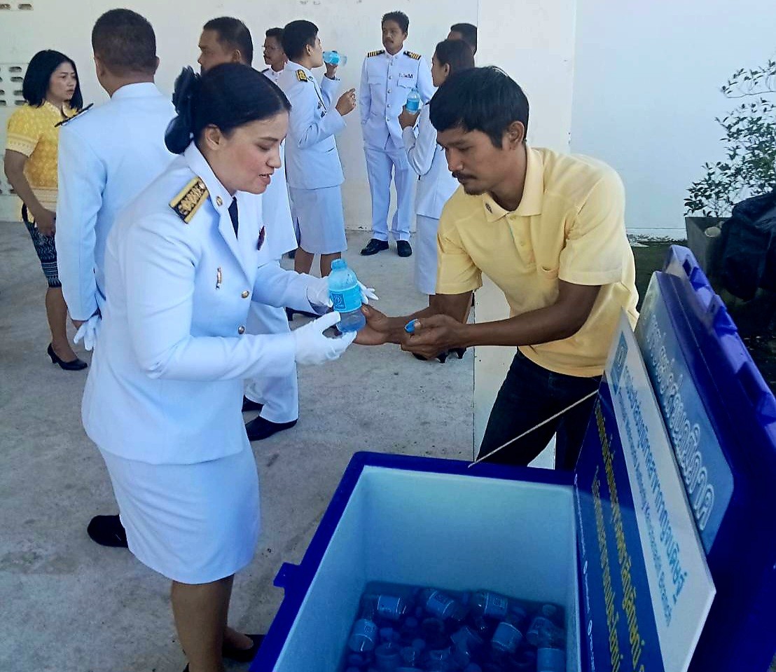 การประปาส่วนภูมิภาคสาขากาญจนดิษฐ์ ร่วมแจกน้ำดื่มน้ำบรรจุขวดตราสัญลักษณ์ กปภ. ในงาน "พิธีวางพานพุ่มดอกไม้ถวายราชสักการะ เนื่องในวันคล้ายวันพระราชสมภพ พระบาทสมเด็จพระบรมชนกาธิเบศร มหาภูมิพลอดุลยเดชมหาราช บรมนาถบพิตร วันชาติและวันพ่อแห่งชาติ"