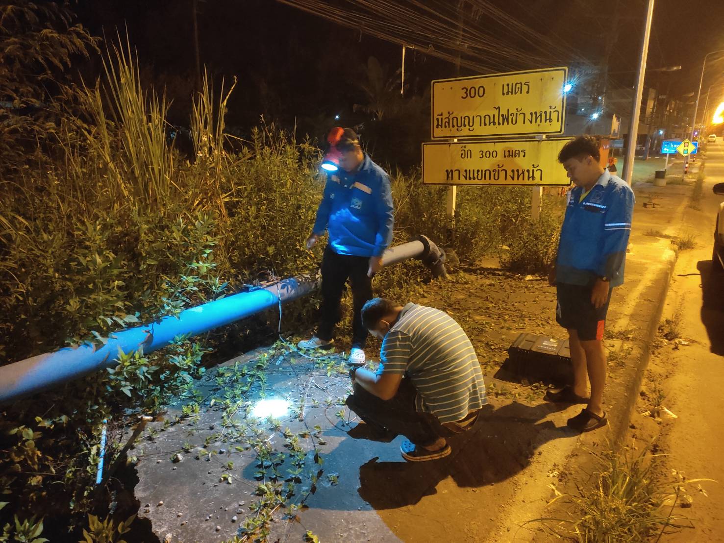 กปภ.สาขาคลองท่อม ลงพื้นที่วัดอัตราการไหลของน้ำ เพื่อสำรวจหาท่อแตกรั่ว