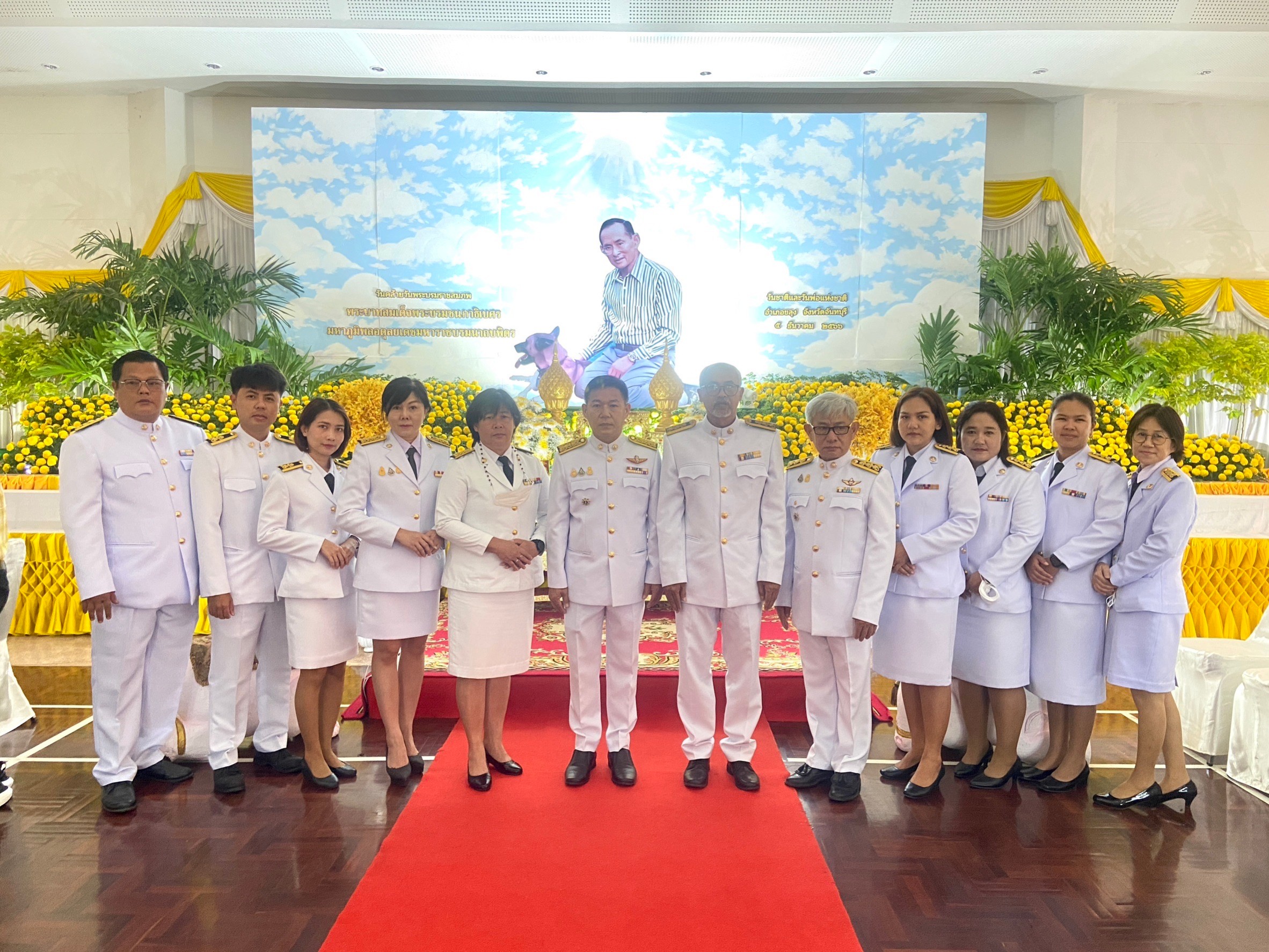 กปภ.สาขาขลุง เข้าร่วมพิธีทำบุญถวายพระราชกุศล และพิธีถวายเครื่องราชสักการะพร้อมวางพานพุ่ม เนื่องในกิจกรรมวันคล้ายวันพระบรมราชสมภพ พระบาทสมเด็จพระบรมชนกาธิเบศรมหาภูมิพลอดุลยเดชมหาราช บรมนาถบพิตร วันชาติ และวันพ่อแห่งชาติ 5 ธันวาคม 2566