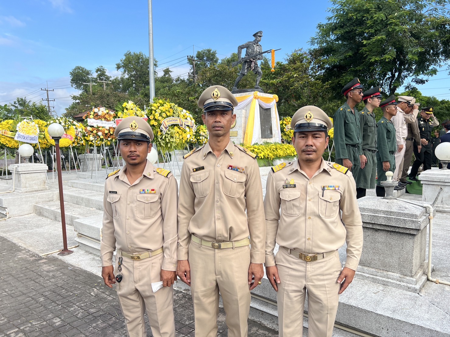 การประปาส่วนภูมิภาคสาขาชุมพร เข้าร่วมพิธีวางพวงมาลาอนุสาวรีย์วีรไทย (ยุวชนทหาร)