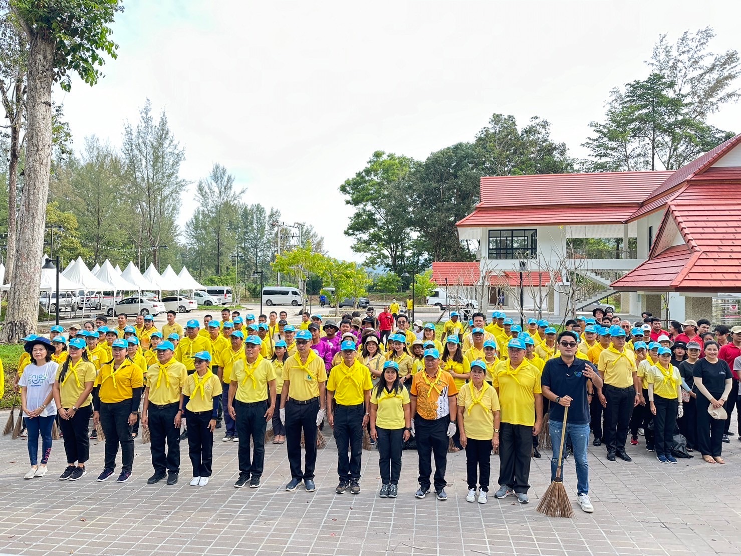 กปภ.สาขาตะกั่วป่า สนับสนุนน้ำดื่มบรรจุขวดตราสัญลักษณ์ กปภ. ให้กับศูนย์อำนวยการจิตอาสาพระราชทานอำเภอตะกั่วป่า ภายใต้โครงการกปภ.ปันน้ำใจ (PWA Care)