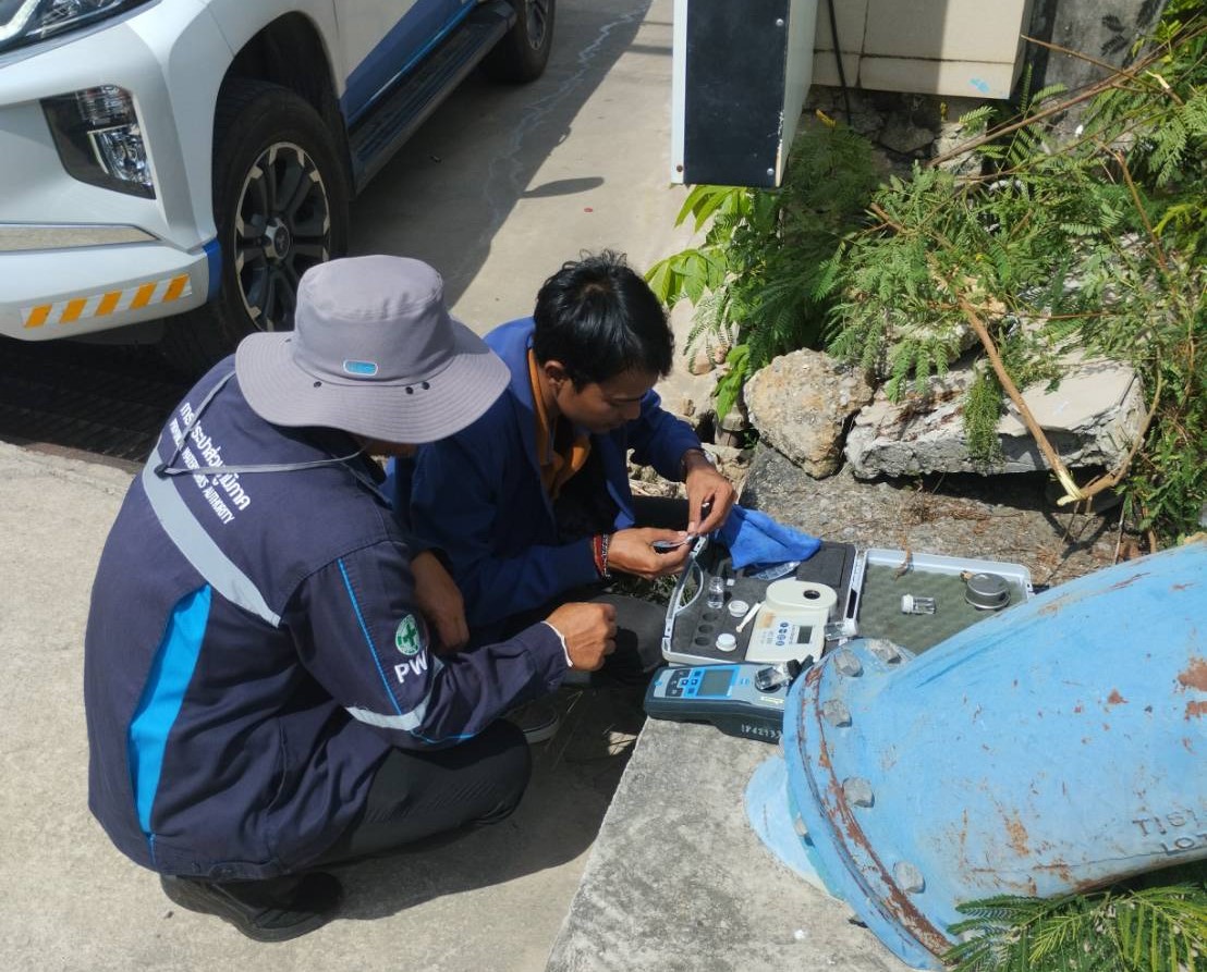 กปภ.สาขาภูเก็ต นำทีมลงพื้นที่ บริเวณหน้าไซม่อนคาบาเร่ ถ.สิริราชย์ ต.ป่าตอง อ.กะทู้ จ.ภูเก็ต เพื่อดำเนินการตรวจสอบคุณภาพน้ำ