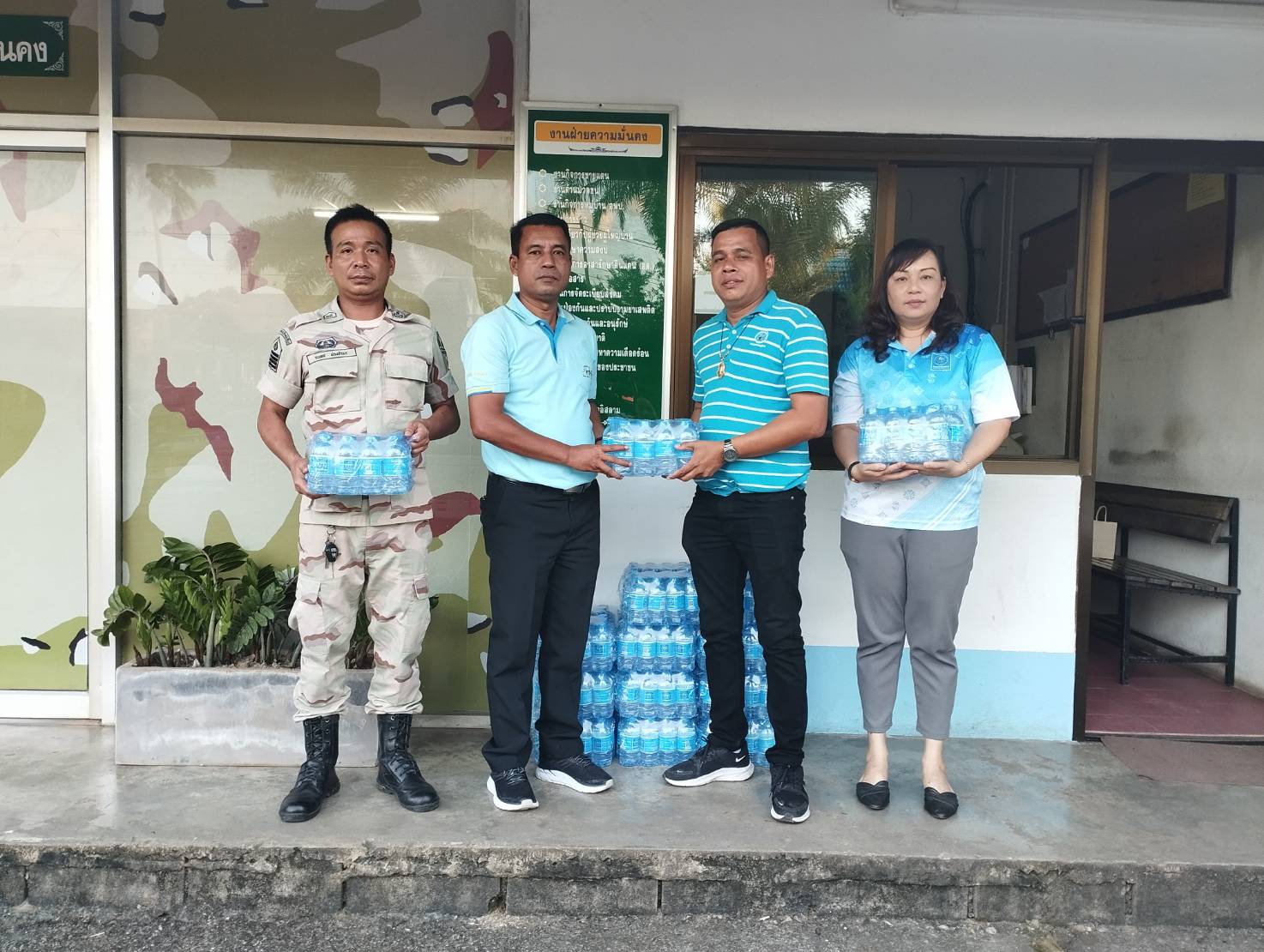 การประปาส่วนภูมิภาคสาขาท่าแซะ ร่วมสนับสนุนน้ำดื่มบรรจุขวดตราสัญลักษณ์กปภ. ให้กับ ที่ว่าการอำเภอท่าแซะ จังหวัดชุมพร