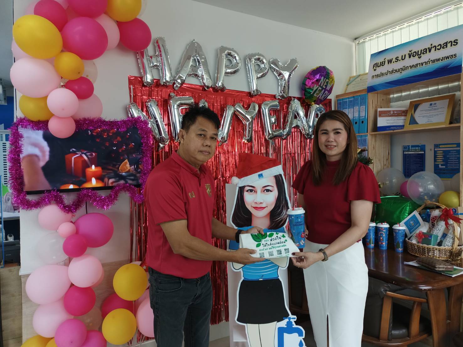 กปภ.สาขากำแพงเพชร ชวนลูกค้าใส่ชุดสีแดงถ่ายรูป Check - in รับแก้วน้ำ Merry Christmas