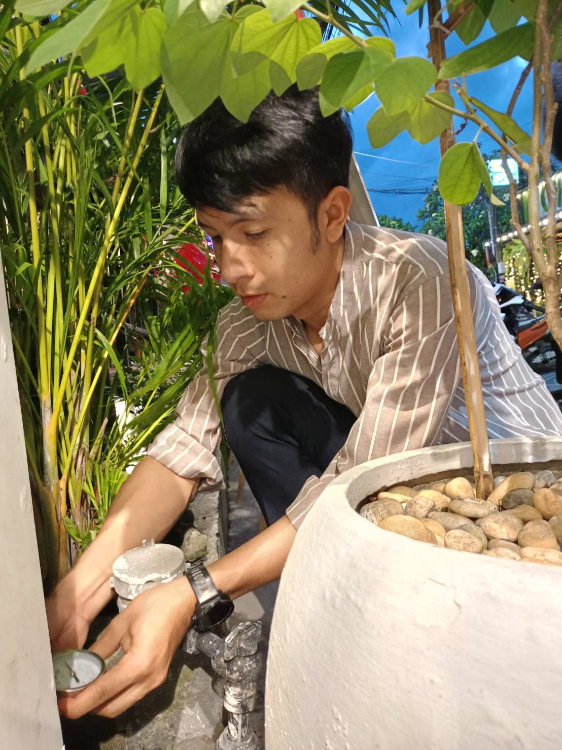 กปภ.สาขาเกาะสมุย ลงพื้นที่ตรวจวัดแรงดันน้ำ พร้อมทั้งระบายตะกอนในเส้นท่อ