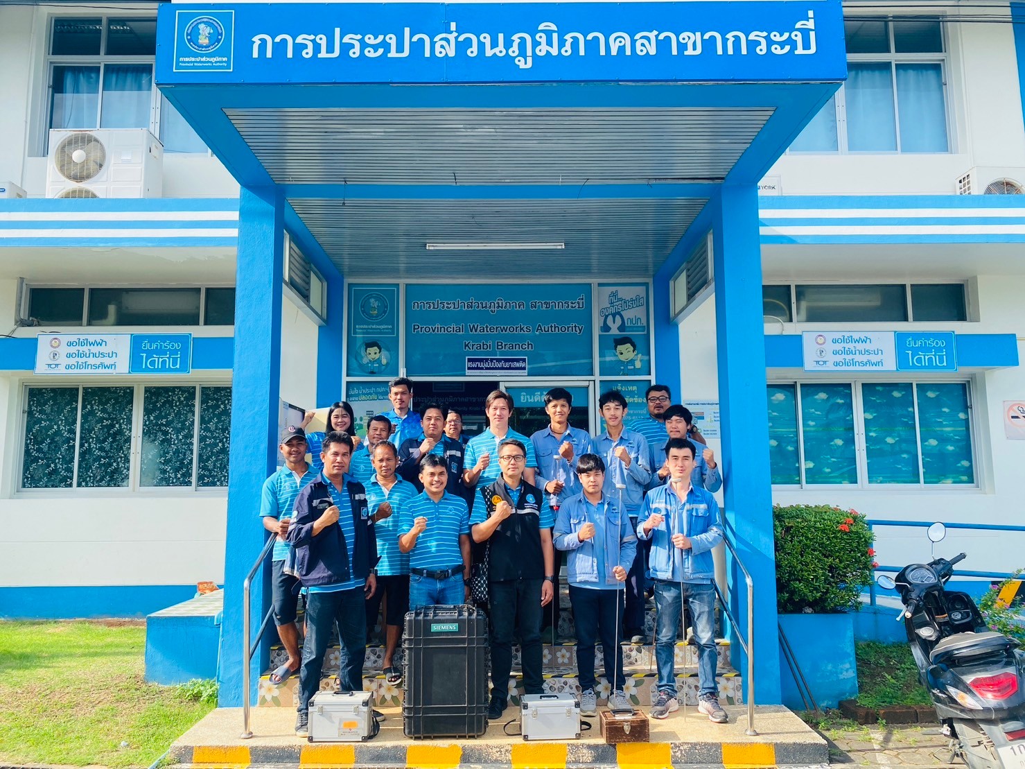 กปภ.สาขากระบี่ ดำเนินงานตามแผนบริหารจัดการน้ำสูญเสียเชิงรุก เดินหน้าลงพื้นจ่ายน้ำ ตำบลคลองขนานและตำบลคลองเขม้า อำเภอเหนือคลอง จังหวัดกระบี่ เดินเท้าหาท่อแตกรั่ว พร้อมซ่อมปิดจุด เพื่อลดการเกิดน้ำสูญเสีย
