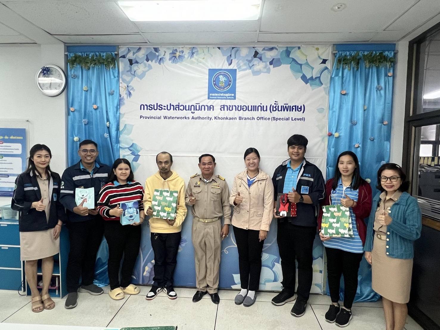 กปภ.สาขาขอนแก่น (พ) จัดกิจกรรม 12.12 เพื่อนชวนเพื่อน เพื่อให้พนักงาน ประชาสัมพันธ์เเนะนำเเละบอกต่อ แอพพลิเคชั่น Pwa Plus Life มอบของรางวัล เเละ จัดกิจกรรม Merry Christmas ส่งสุข ท้ายปี 2566 พร้อมประชาสัมพันธ์ แอพพลิเคชั่น PWA Plus Life ดาวน์โหลดติดตั้ง รับของที่ระลึก กปภ. ทันที