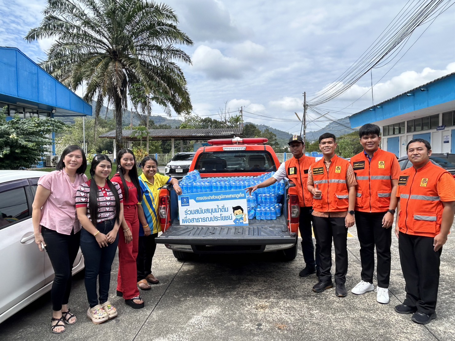 กปภ.สาขาภูเก็ต มอบน้ำดื่มบรรจุขวดตราสัญลักษณ์ กปภ. จำนวน 500 ขวด สำหรับศูนย์ปฏิบัติการป้องกันและลดอุบัติเหตุทางถนนและทางทะเลช่วงเทศกาลปีใหม่ พ.ศ.2567 จังหวัดภูเก็ต