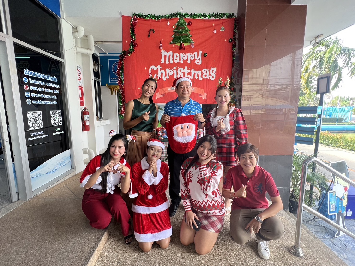 กปภ.สาขาสมุทรสงคราม ส่งความสุขให้กับลูกค้า เนื่องในโอกาสวันขึ้นปีใหม่ ปี 2567 และ Merry Christmas