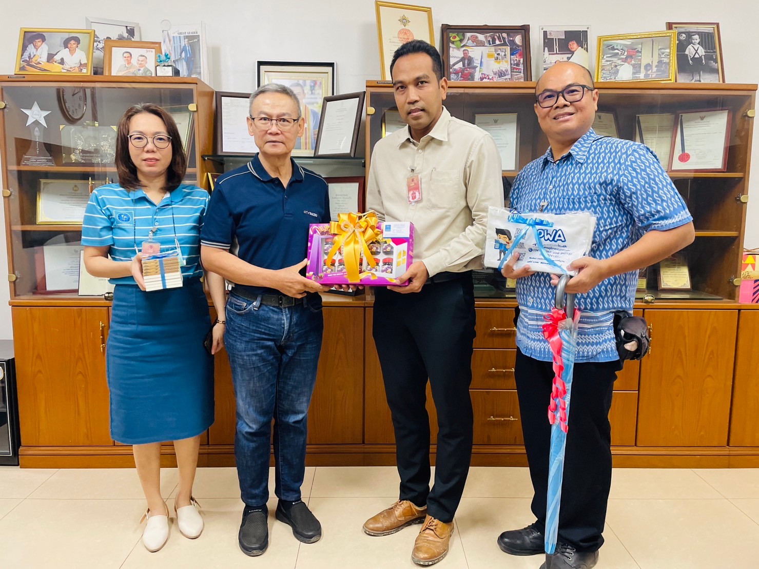 กปภ.สาขาท่ามะกา ลงพื้นที่จัดกิจกรรมสร้างความสัมพันธ์กับลูกค้า ประเภท 2 3 และลูกค้ารายใหญ่ ในช่วงเทศกาลวันปีใหม่ มอบของที่ระลึก