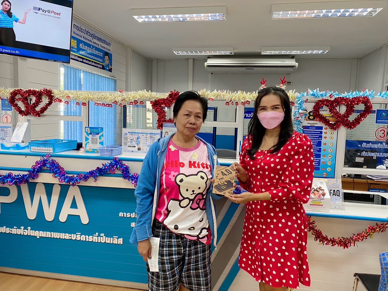 กปภ.สาขาท่ามะกา เชิญชวนให้ลูกค้าใช้ PWA Line Official เพิ่มอีกช่องทางในการติดต่อทำธุรกรรมต่าง ๆของ กปภ. ในช่วงวันหยุดเทศกาลปีใหม่โดยมอบของแทนใจ ให้ลูกค้าเนื่องในโอกาสเทศกาลปีใหม่