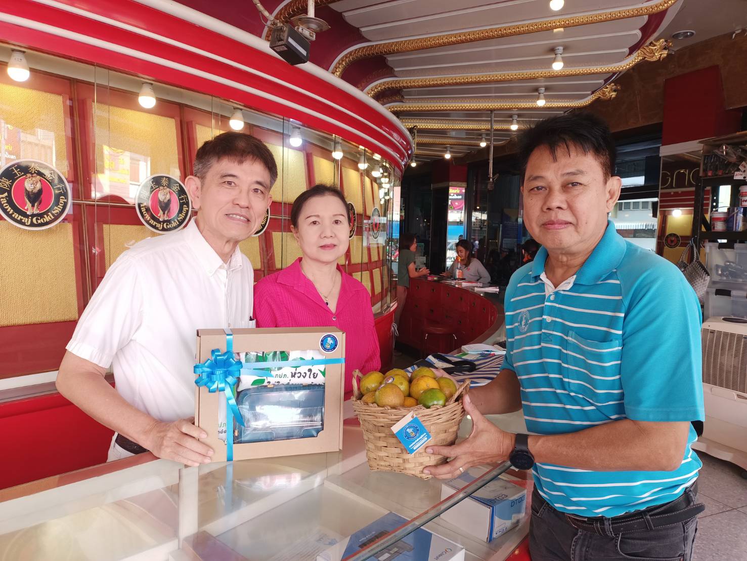 กปภ.สาขากำแพงเพชร สร้างความสัมพันธ์กับผู้มีส่วนได้ส่วนเสีย มอบกระเช้าส้มมงคลแทนคำขอบคุณ เนื่องในเทศกาลปีใหม่ 2567 ให้กับลูกค้า