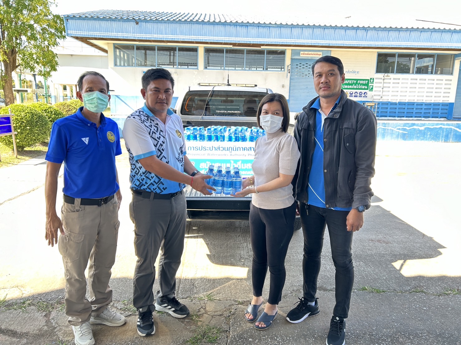 กปภ.สาขาพนมทวน ร่วมสนับสนุนน้ำดื่มบรรจุขวด ให้กับที่ว่าการอำเภอพนมทวน