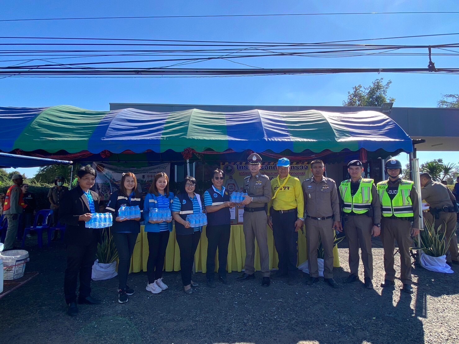 กปภ.สาขาบ้านไผ่ มอบน้ำดื่มบรรจุขวดตราสัญลักษณ์ กปภ. ให้กับหน่วยงานภาคีเครือข่ายร่วมให้บริการดูแลประชาชนในช่วงเทศกาลปีใหม่
