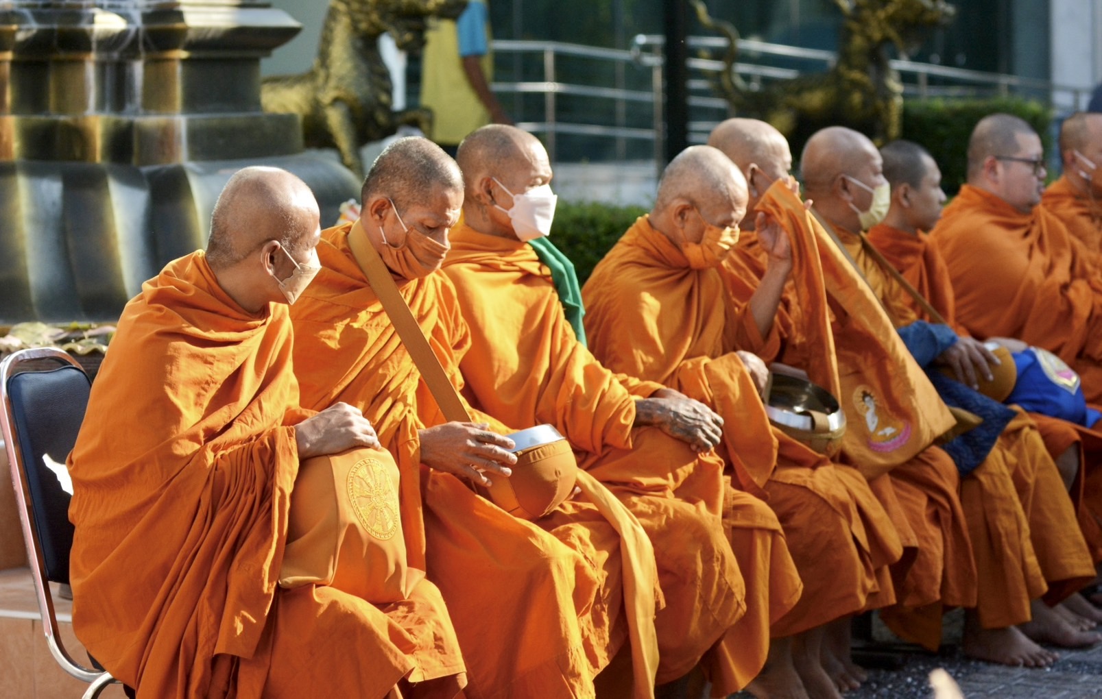 กปภ.สาขารังสิต(พ) ร่วมทำบุญตักบาตรข้าวสารอาหารแห้ง เนื่องในโอกาสวันขึ้นปีใหม่ พุทธศักราช 2567