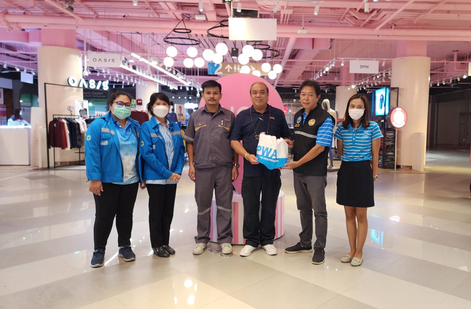 กปภ.สาขาอ้อมน้อย เข้าสวัสดีปีใหม่ 2567 ผู้ใช้น้ำรายใหญ่ พร้อมแนะนำแอปพลิเคชั่น AMI เพิ่มประสิทธิภาพการบริหารจัดการน้ำประปา