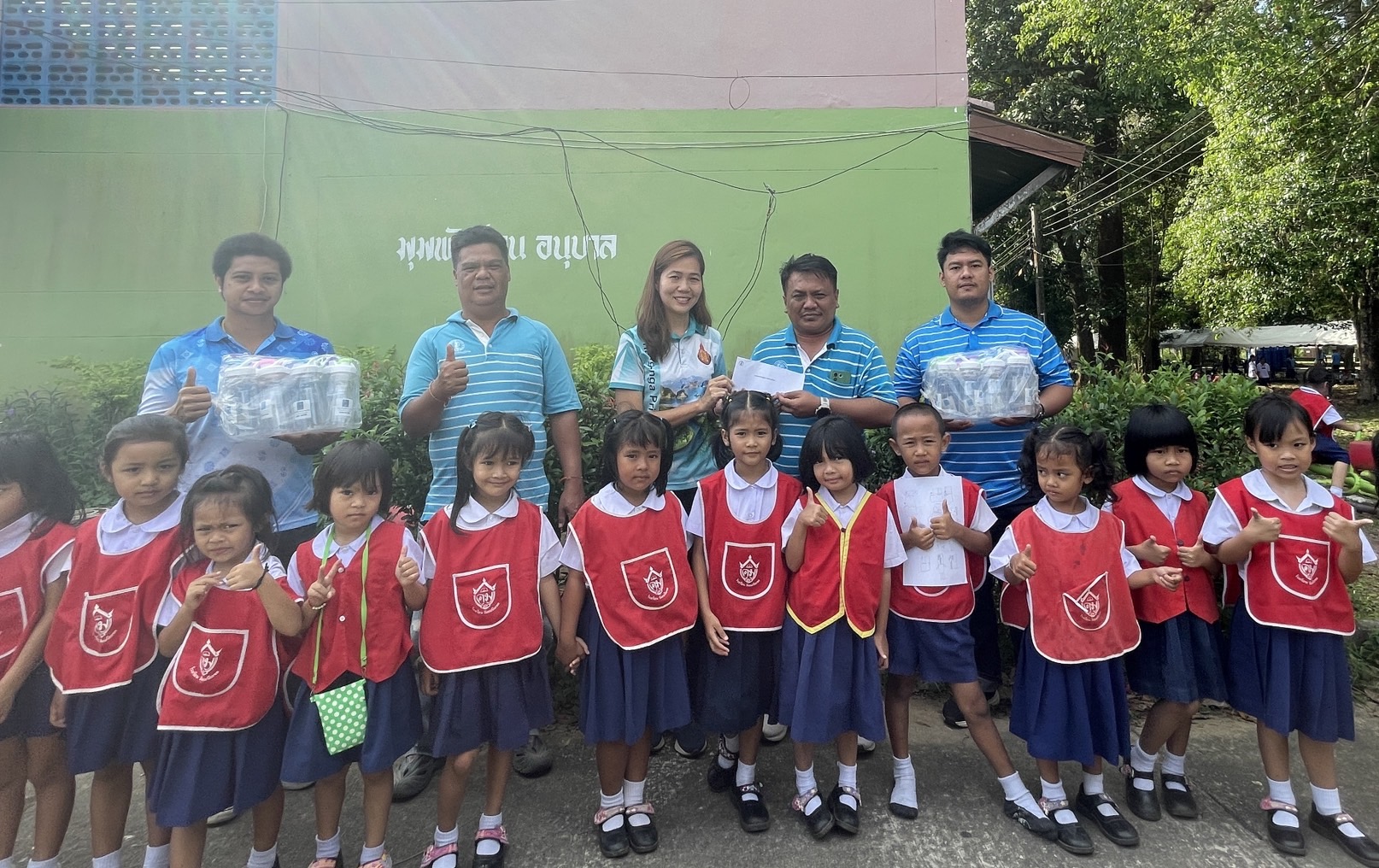 การประปาส่วนภูมิภาคสาขาตะกั่วป่า มอบของขวัญสนับสนุนกิจกรรมงานวันเด็กแห่งชาติ ประจำปี 2567 ให้กับโรงเรียนวัดคมนียเขต