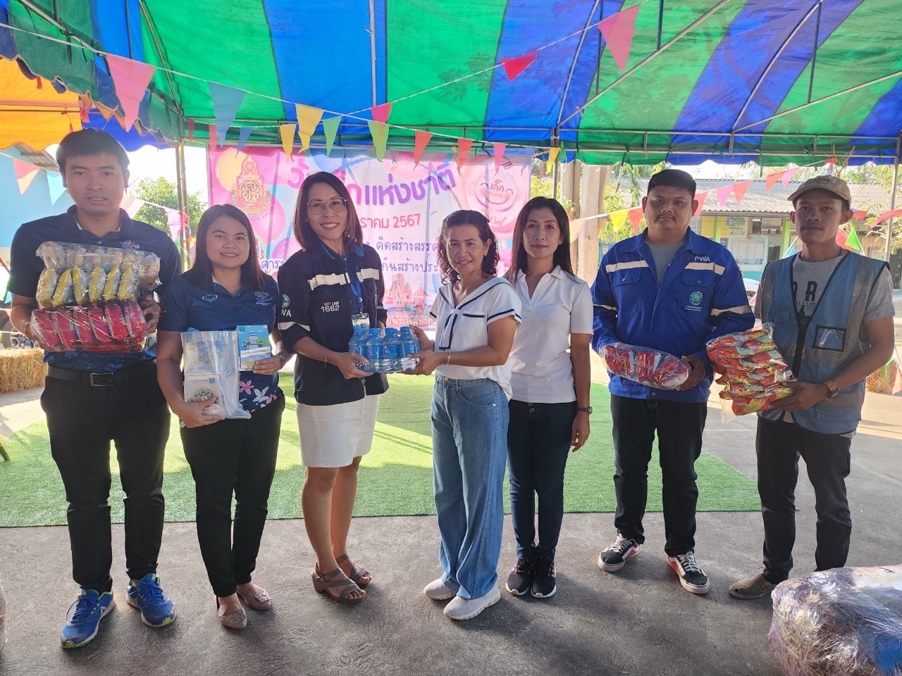 กปภ.สาขาราชบุรี สนับสนุนน้ำดื่มบรรจุขวดตราสัญลักษณ์ กปภ.และของรางวัล ขนมสำหรับกิจกรรมวันเด็กแห่งชาติ ประจำปี 2567