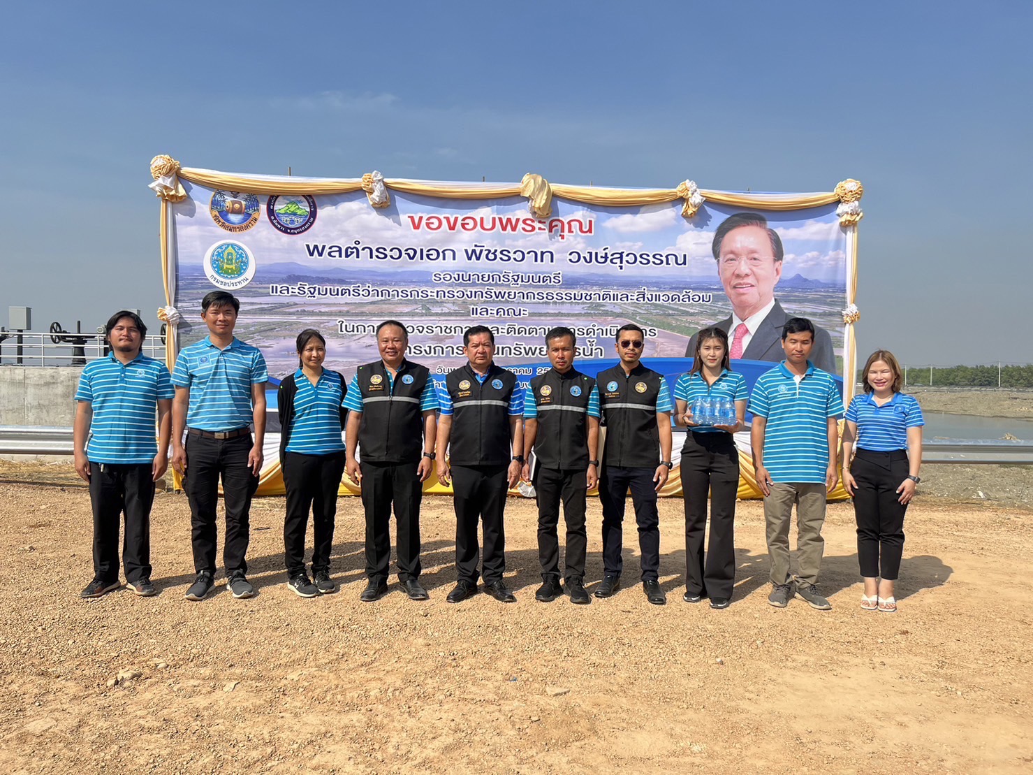 กปภ.ข.3 และ กปภ.สาขาสมุทรสงคราม ลงพื้นที่ต้อนรับรองนายกรัฐมนตรีและรัฐมนตรีว่าการกระทรวงทรัพยากรธรรมชาติและสิ่งแวดล้อม (พลตำรวจเอก พัชรวาท วงษ์สุวรรณ) ในโอกาสเดินทางมาตรวจราชการติดตามการบริหารจัดการน้ำในพื้นที่จังหวัดสมุทรสงคราม