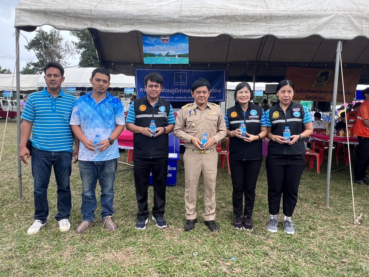 การประปาส่วนภูมิภาคสาขาคลองท่อม มอบน้ำดื่มบรรจุขวดตราสัญลักษณ์ กปภ. และให้คำแนะนำ พร้อมลงทะเบียน แอปพลิเคชั่น PWA Line Official @pwathailand