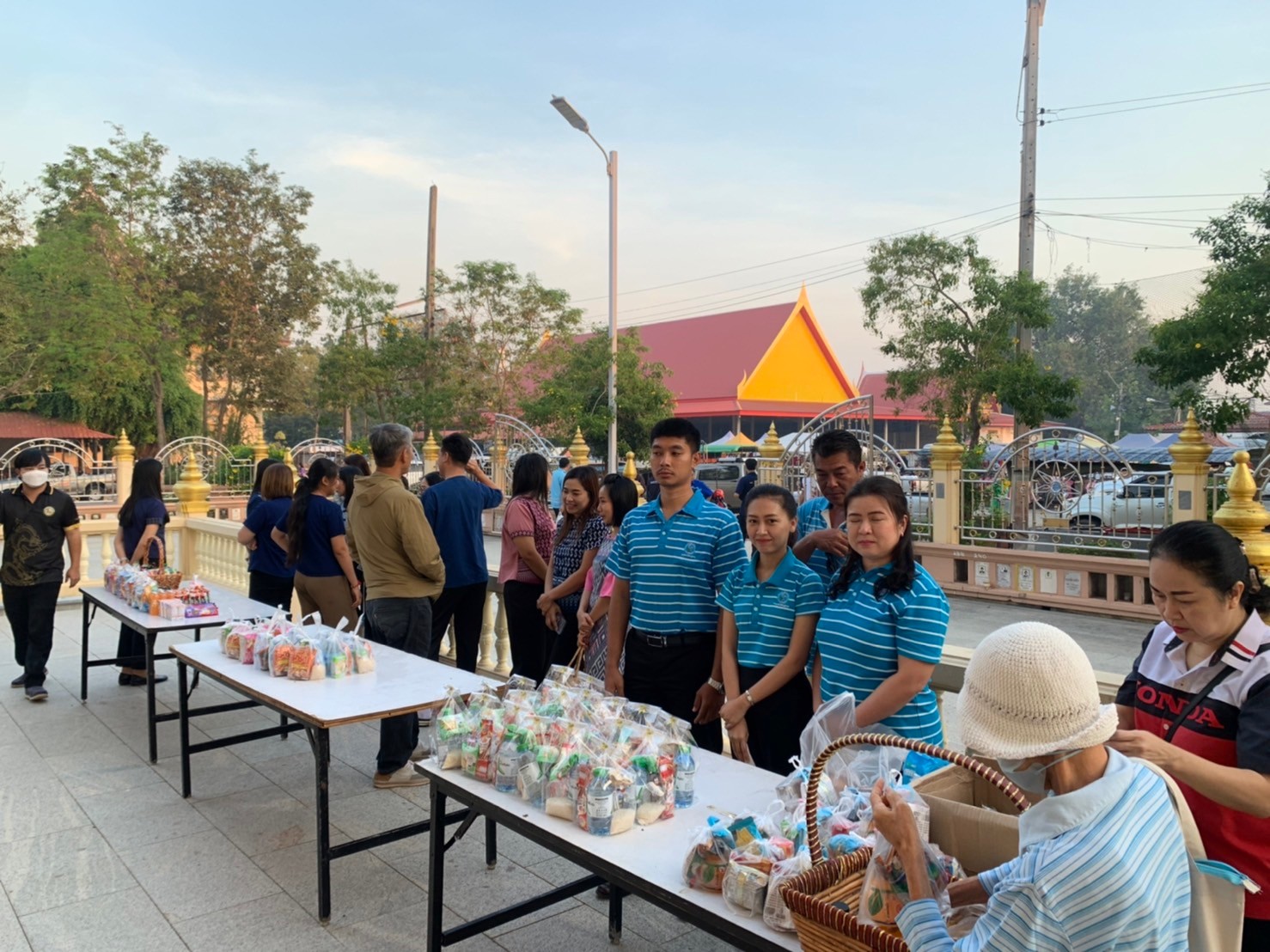 กปภ.สาขาพนมสารคาม เข้าร่วมพิธีทำบุญตักบาตร โครงการ ผู้ว่าฯ พาเข้าวัด ประชา รัฐ ร่วมใจ ใฝ่รักษาศีล 5 จังหวัดฉะเชิงเทรา ประจำปีงบประมาณ พ.ศ. 2567 ประจำเดือนมกราคม 2567
