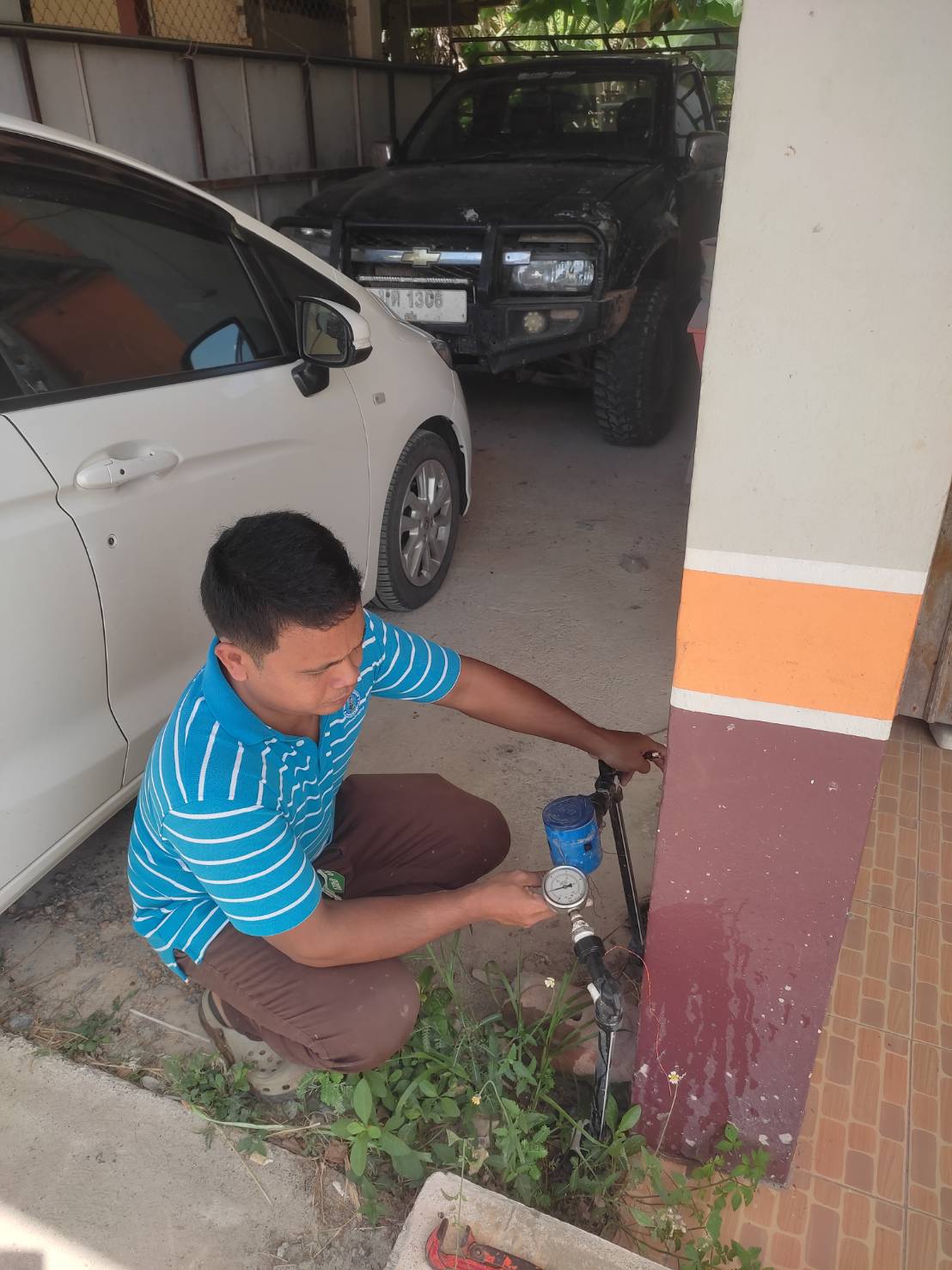 กปภ.สาขาคลองท่อมตรวจวัดแรงดันน้ำในพื้นที่ ตำบลพรุดินนา