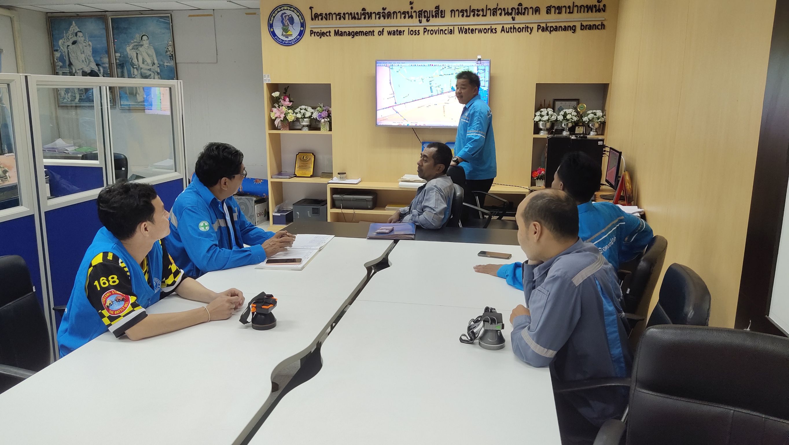 กปภ.สาขาปากพนัง ลงพื้นที่เดินสำรวจหาท่อแตก/ท่อรั่ว จากการทำ step test ตามแผนลดน้ำสูญเสีย บริเวณพื้นที่ถนนวารีสวัสดิ์ และถนนสระแก้ว ต.ปากพนังฝั่งตะวันตก อ.ปากพนัง จ.นครศรีธรรมราช