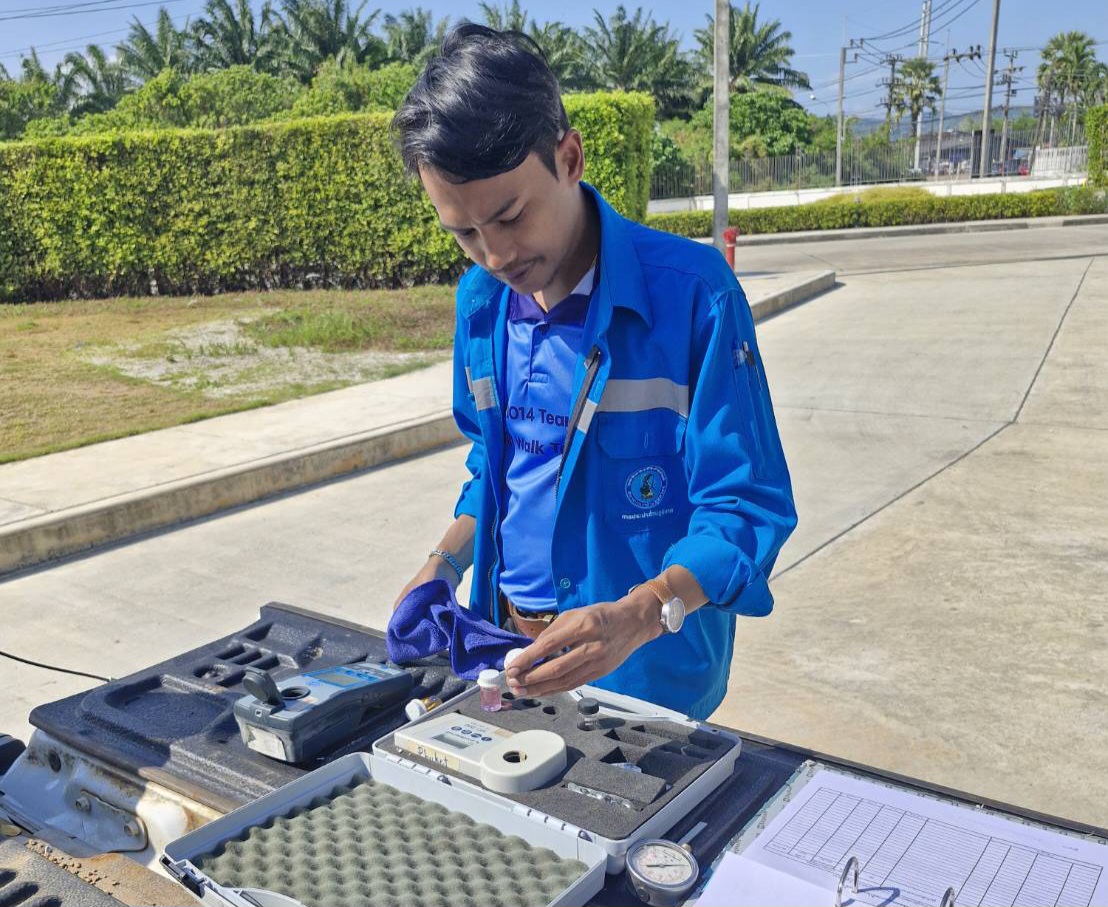กปภ.สาขาภูเก็ต นำทีมลงพื้นที่ บริเวณ หมู่บ้านศุภาลัยเบลล่า ต.เกาะแก้ว อ.เมืองภูเก็ต จ.ภูเก็ต เพื่อดำเนินการตรวจสอบคุณภาพน้ำ