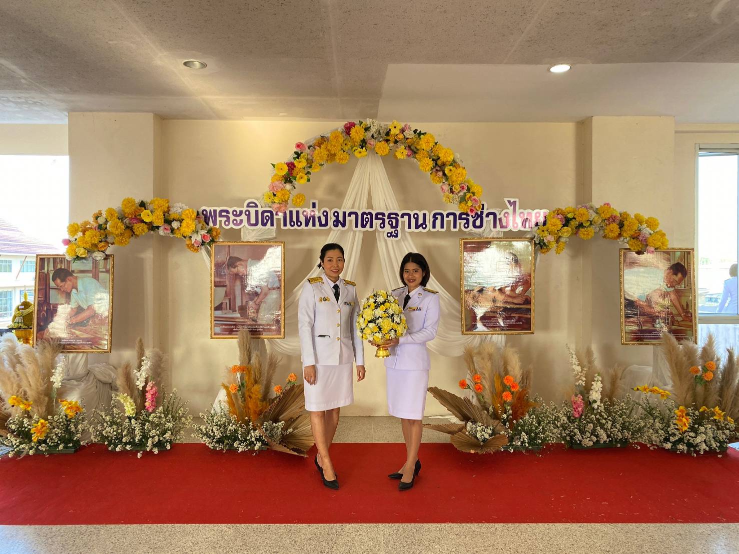 กปภ.สาขากระบี่ ร่วมพิธีวางพานพุ่มดอกไม้ถวายราชสักการะน้อมรำลึกในพระมหากรุณาธิคุณในหลวง ร.9 เนื่องในวันมาตรฐานฝีมือแรงงานแห่งชาติ ประจำปี 2567