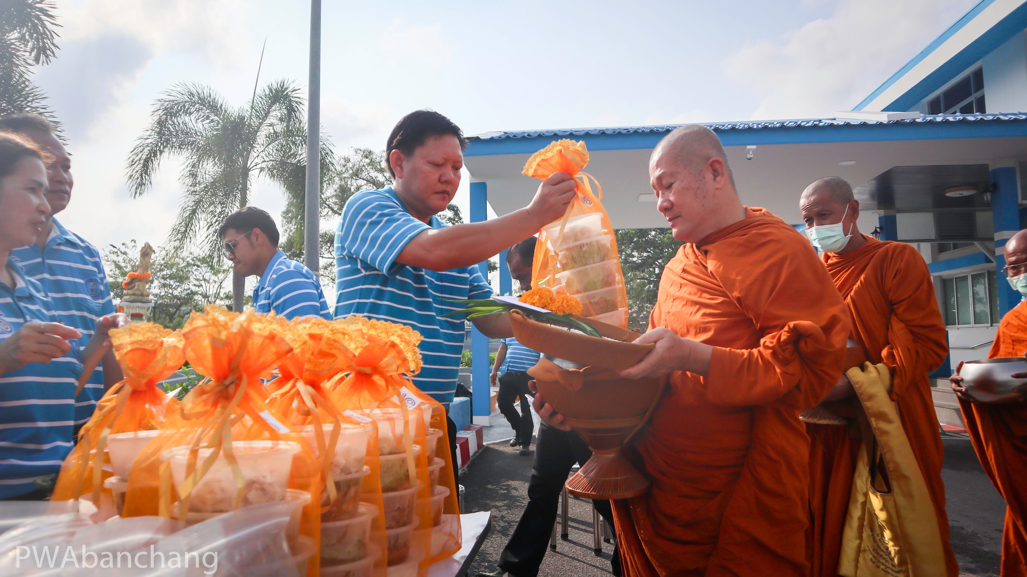 กปภ.บ้านฉาง ทำบุญตักบาตร เนื่องในวันคล้ายวันสถาปนา กปภ. ครบรอบ 45 ปี