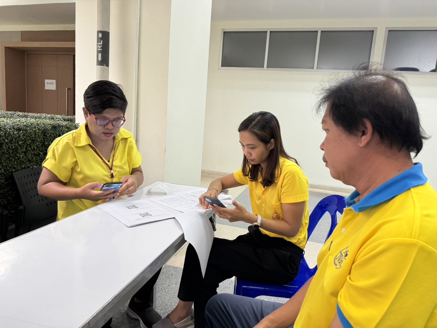 กปภ.สาขาอ้อมน้อย ลงพื้นที่ติดตามหนี้ค้างชำระค่าน้ำประปา พร้อมแนะนำแอปพลิเคชั่น AMI เพิ่มประสิทธิภาพการบริหารจัดการน้ำประปา