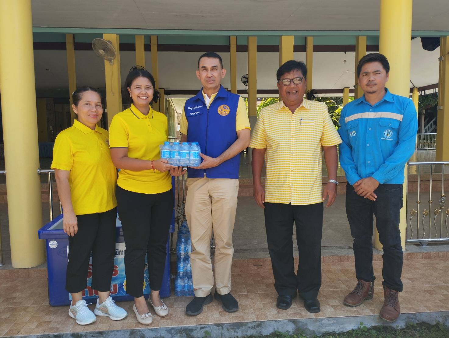 การประปาส่วนภูมิภาคสาขาท่าแซะ ร่วมสนับสนุนน้ำดื่มบรรจุขวดตราสัญลักษณ์กปภ.จำนวน ๑๒๐ ขวด