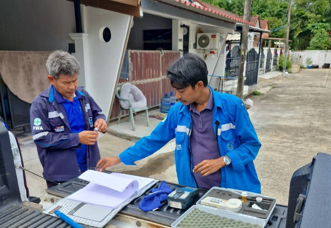 กปภ.สาขาภูเก็ต นำทีมลงพื้นที่ บริเวณหมู่บ้านภูเก็ตวิลล่า 3 ต.วิชิต อ.เมืองภูเก็ต จ.ภูเก็ต เพื่อดำเนินการตรวจสอบคุณภาพน้ำ