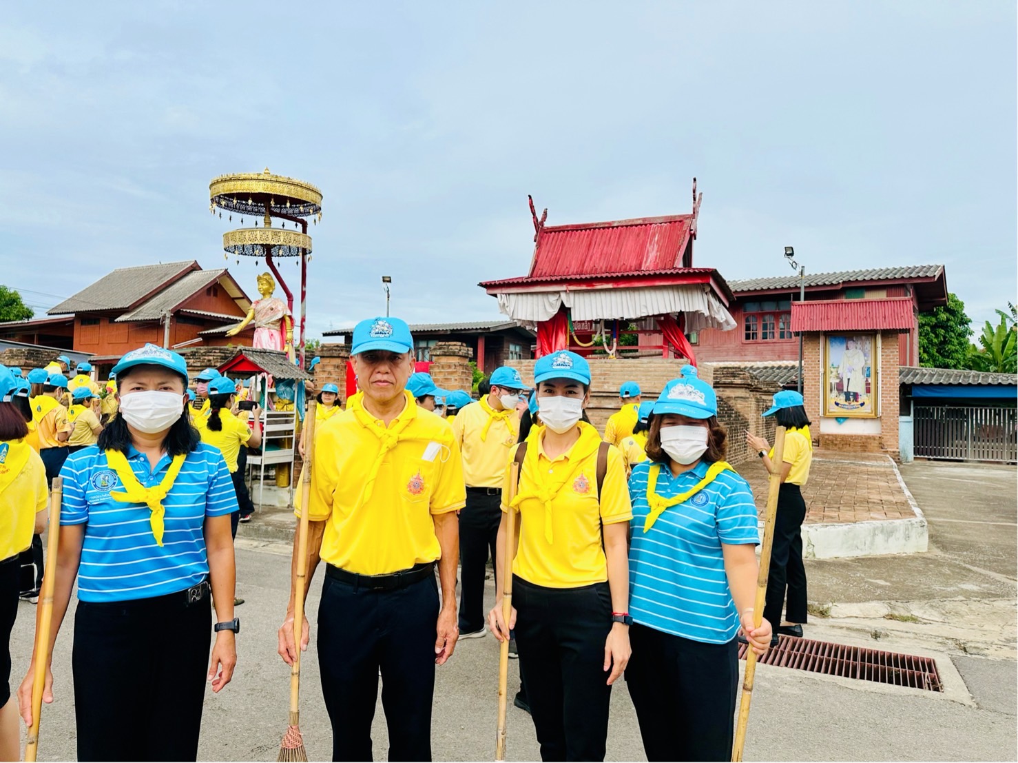 เมื่อวันที่ 12 มิถุนายน 2567 เวลา 08:30 น.  กปภ.สาขาเกาะคา นำโดย นายปรีชาวุฒิ นาคยิ้ม ผู้จัดการการประปาส่วนภูมิภาคสาขาเกาะคา พร้อมด้วย นางปวีณา ไชยนอก หัวหน้างานอำนวยการ และพนักงานในสังกัด เข้าร่วมกิจกรรมจิตอาสา เพื่อบำรุงพัฒนาฟื้นฟูบูรณะแหล่งน้ำศักดิ์สิทธิ์เพื่อเฉลิมพระเกียรติพระบาทสมเด็จพระเจ้าอยู่หัว เนื่องในโอกาสมหามงคลเฉลิมพระชนมพรรษา 6 รอบ 28 กรกฎาคม 2567   ณ บริเวณบ่อน้ำเลี้ยงพระนางจามเทวี ตำบลลำปางหลวง อำเภอเกาะคา จังหวัดลำปาง