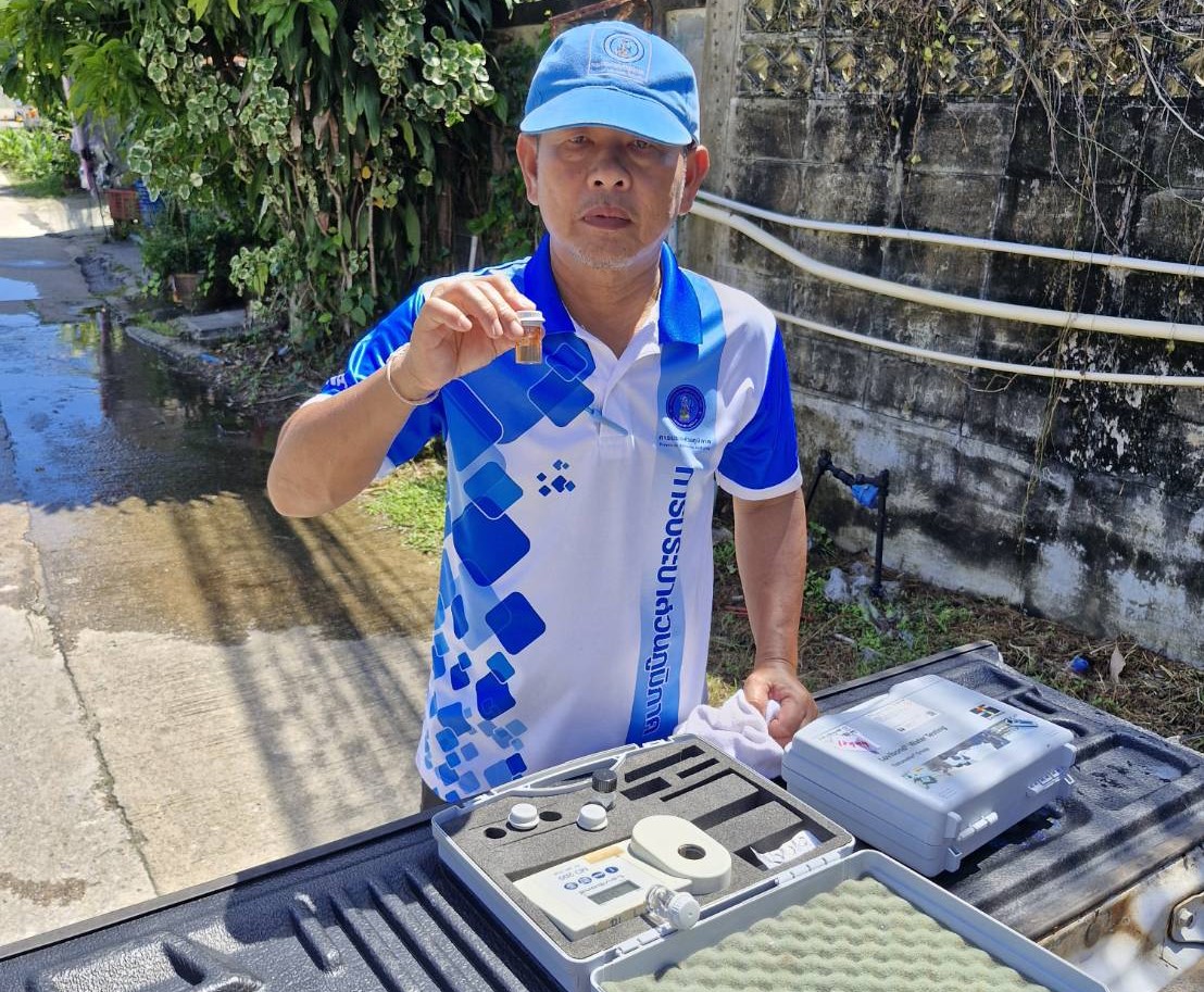 กปภ.สาขาภูเก็ต นำทีมลงพื้นที่ บริเวณซอยตากแดด หมู่ที่ 1 ตำบลกะทู้ อำเภอกะทู้ จังหวัดภูเก็ต เพื่อดำเนินการตรวจสอบคุณภาพน้ำ