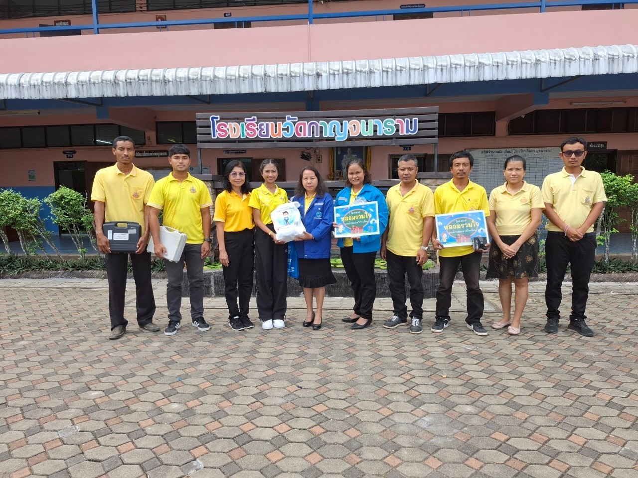 กปภ.สาขากาญจนดิษฐ์ ดำเนินโครงการ หลอมรวมใจ มอบน้ำใสให้โรงเรียน เฉลิมพระเกียรติพระบาทสมเด็จพระเจ้าอยู่หัว เนื่องในโอกาสพระราชพิธีมหามงคล เฉลิมพระชนมพรรษา 6 รอบ 28 กรกฎาคม 2567