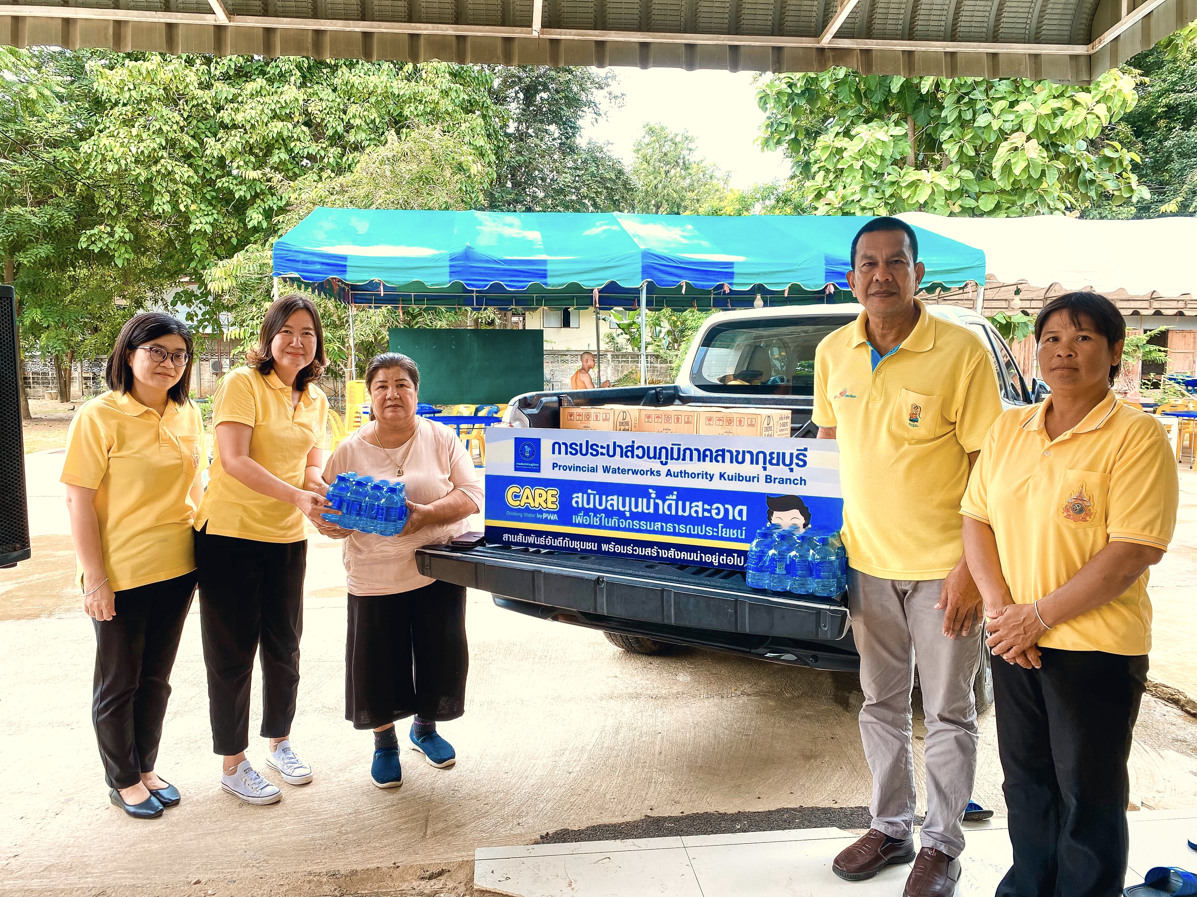 กปภ.สาขากุยบุรี มอบน้ำดื่มบรรจุขวดตราสัญลักษณ์ กปภ. แก่พระสงฆ์บวชใหม่เฉลิมพระเกียรติพระบาทสมเด็จพระเจ้าอยู่หัว
